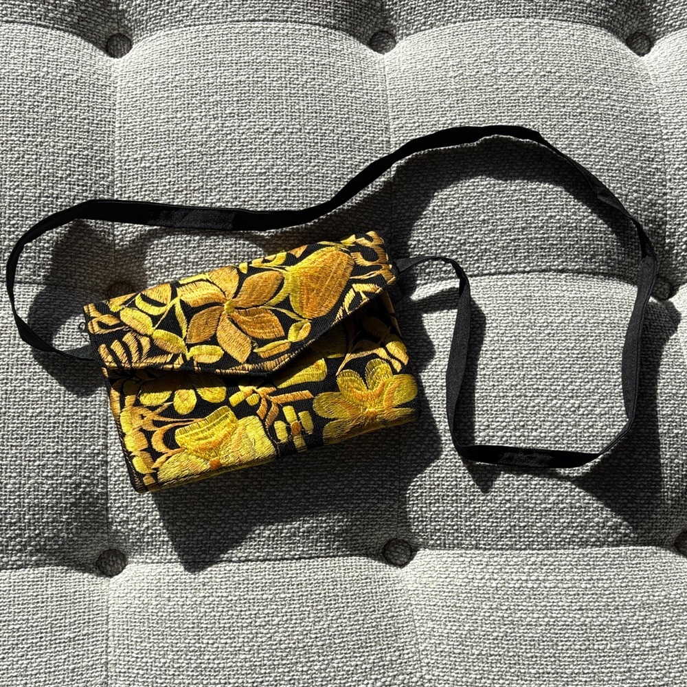 NWOT yellow and black floral embroidered crossbody bag with zipper